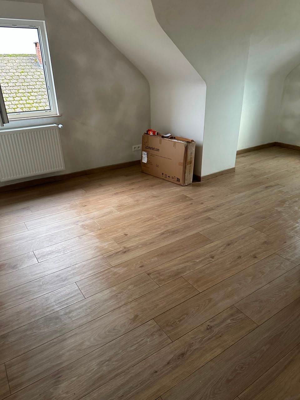 Pièce de maison au parquet neuf nettoyée après travaux