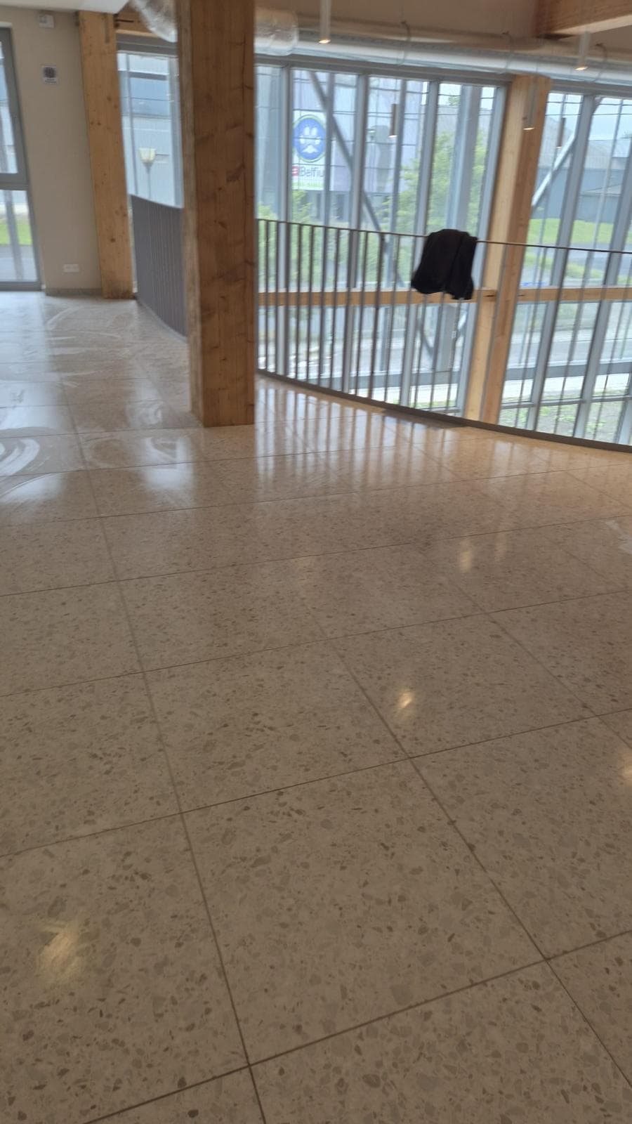 Hall d'une résidence au sol en terrazzo poli après nettoyage