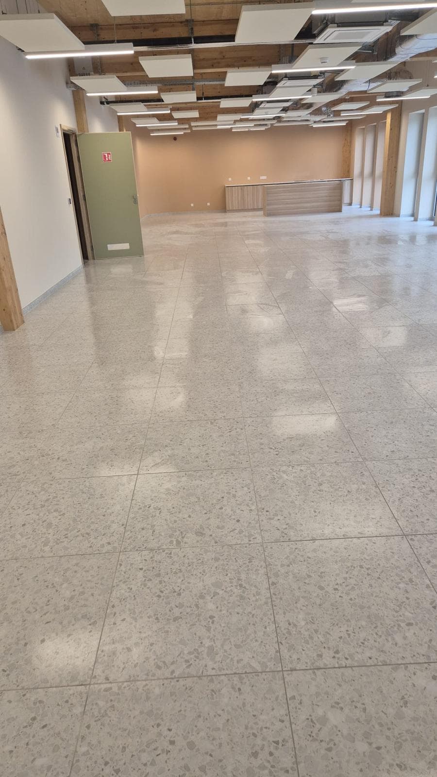 Grande baie vitrée et sol nettoyé dans les communs d'une résidence
