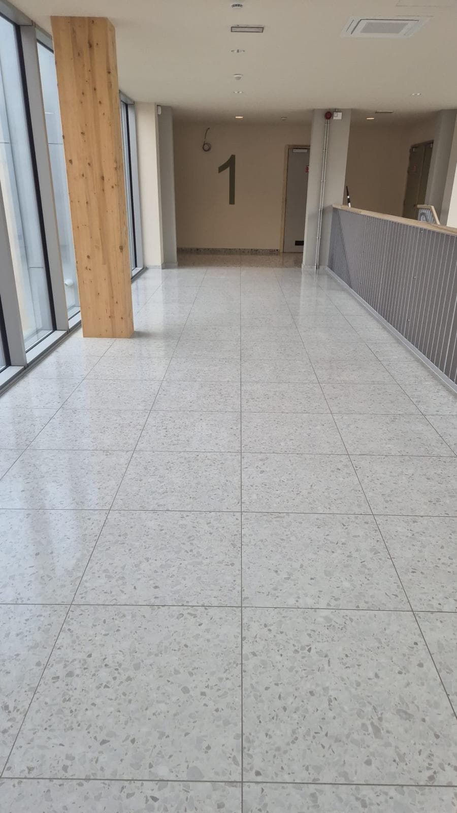 Espace partagé d'une résidence remis au propre après travaux