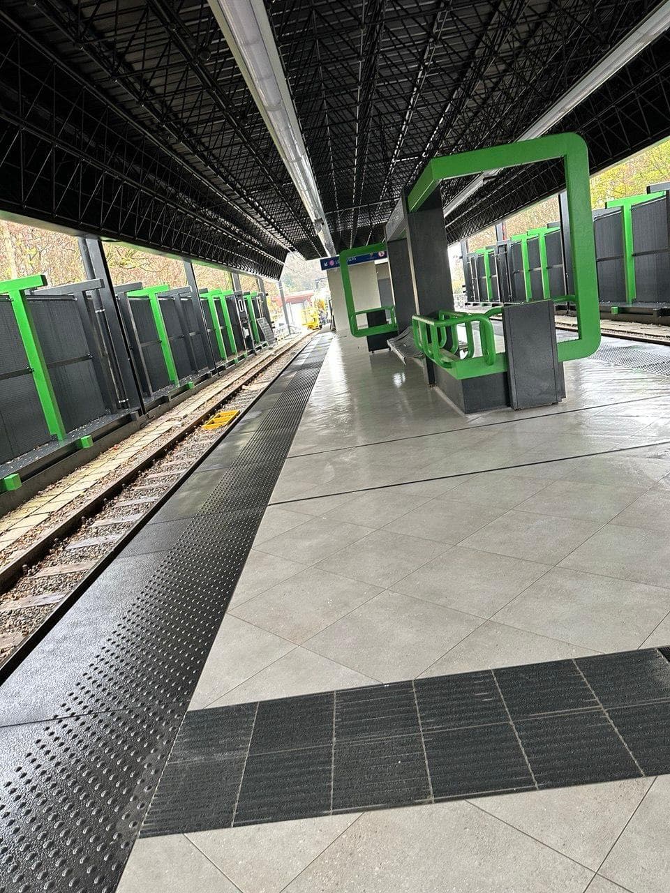 Quai de station de métro nettoyé après travaux à Charleroi
