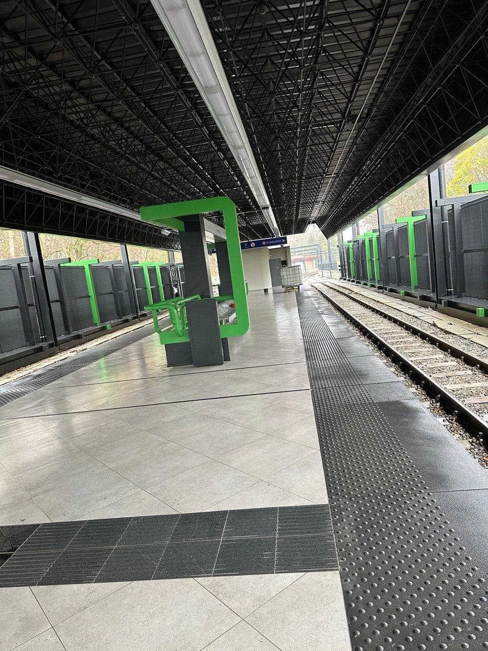 Quai et mobilier de station de métro après nettoyage de fin de chantier