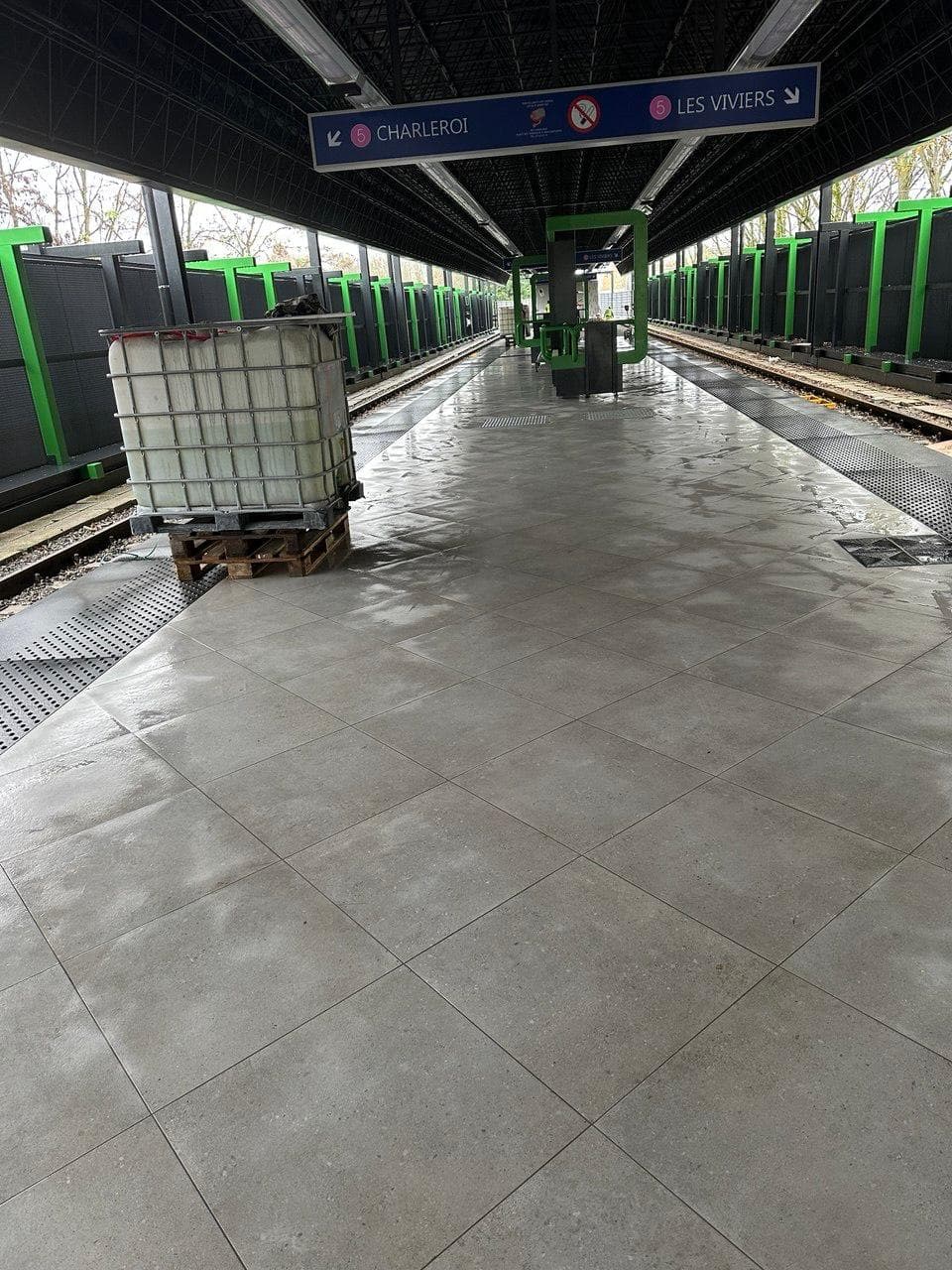 Espace public d'une station de métro nettoyé