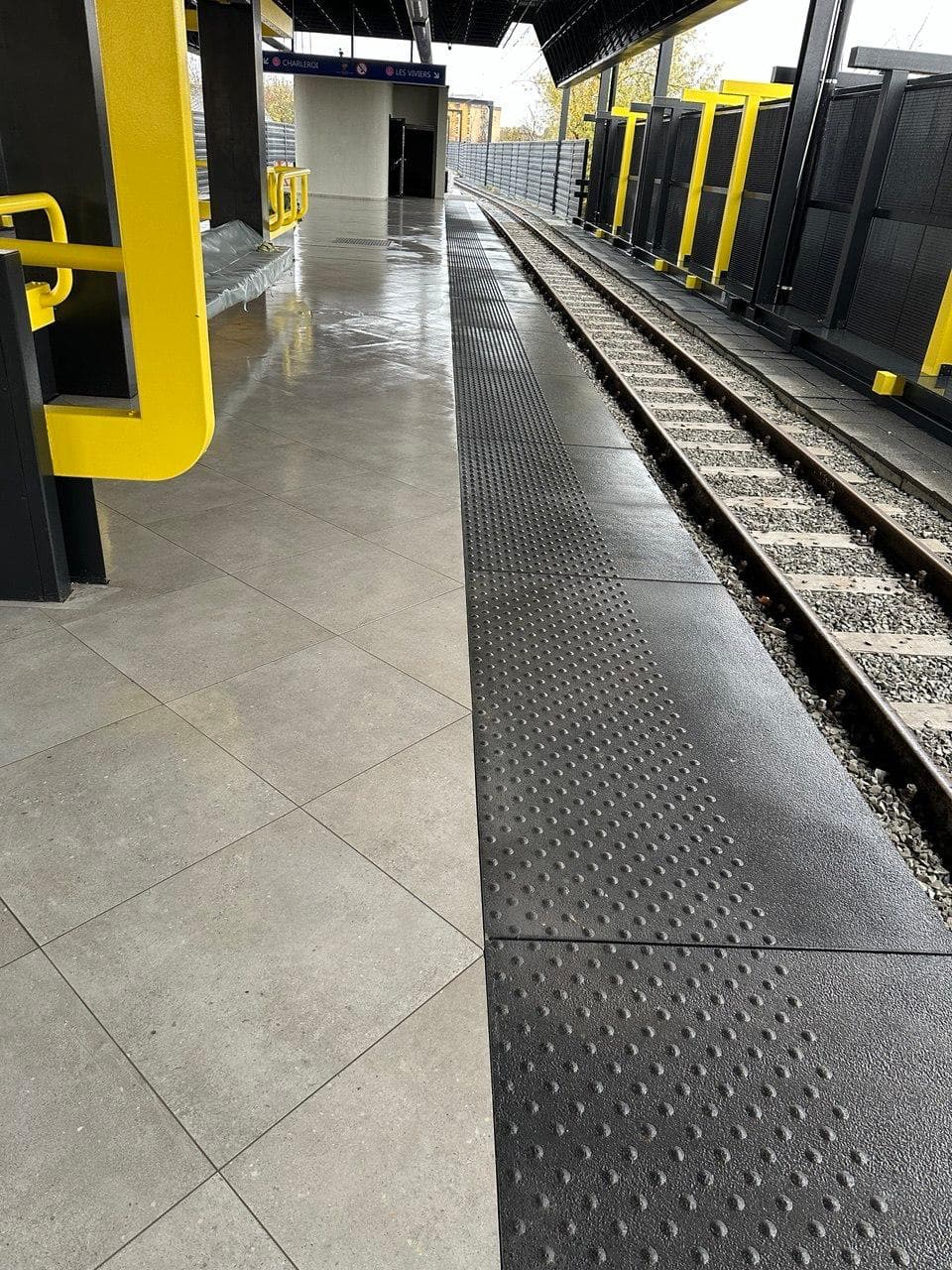 Sol de quai de métro nettoyé après chantier