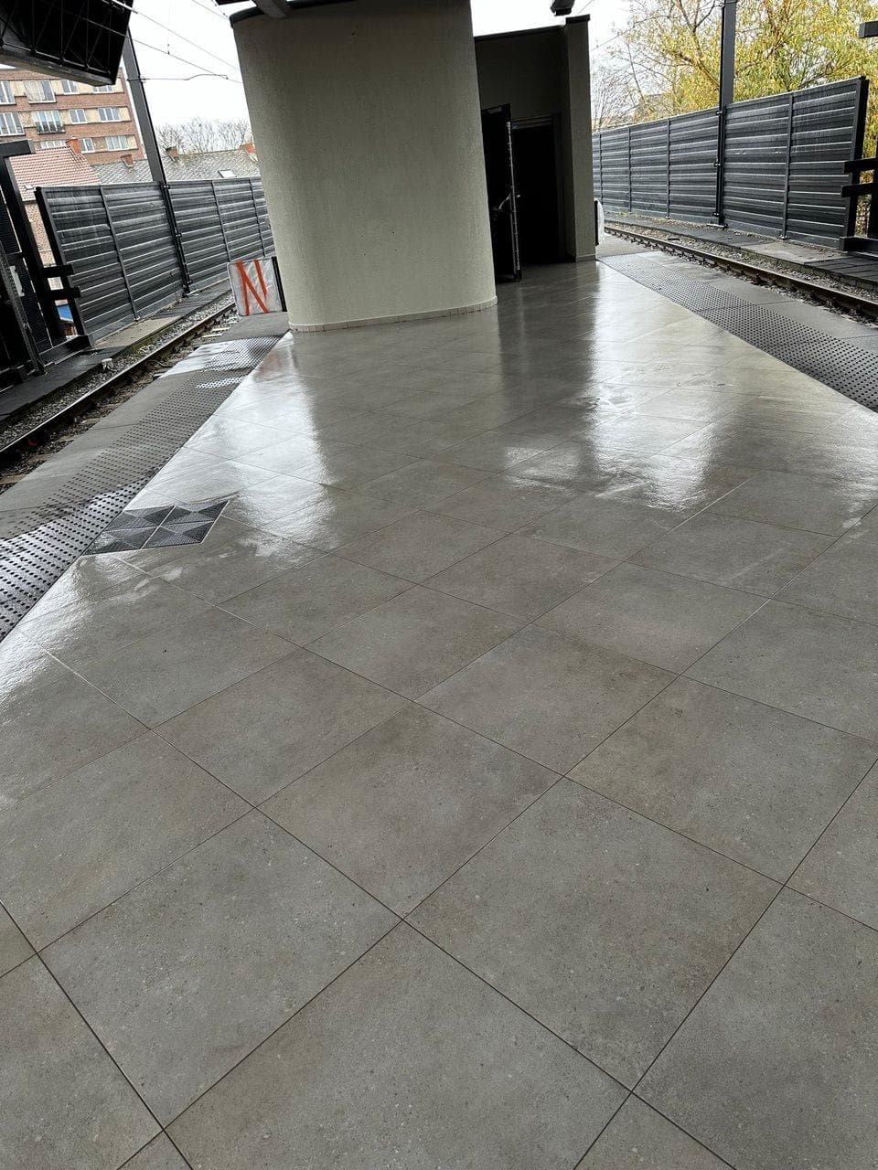 Quai de métro et équipements nettoyés