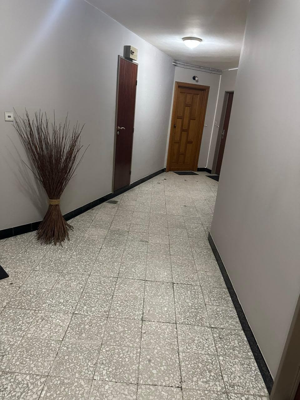 Même couloir dégagé et sol lavé après intervention