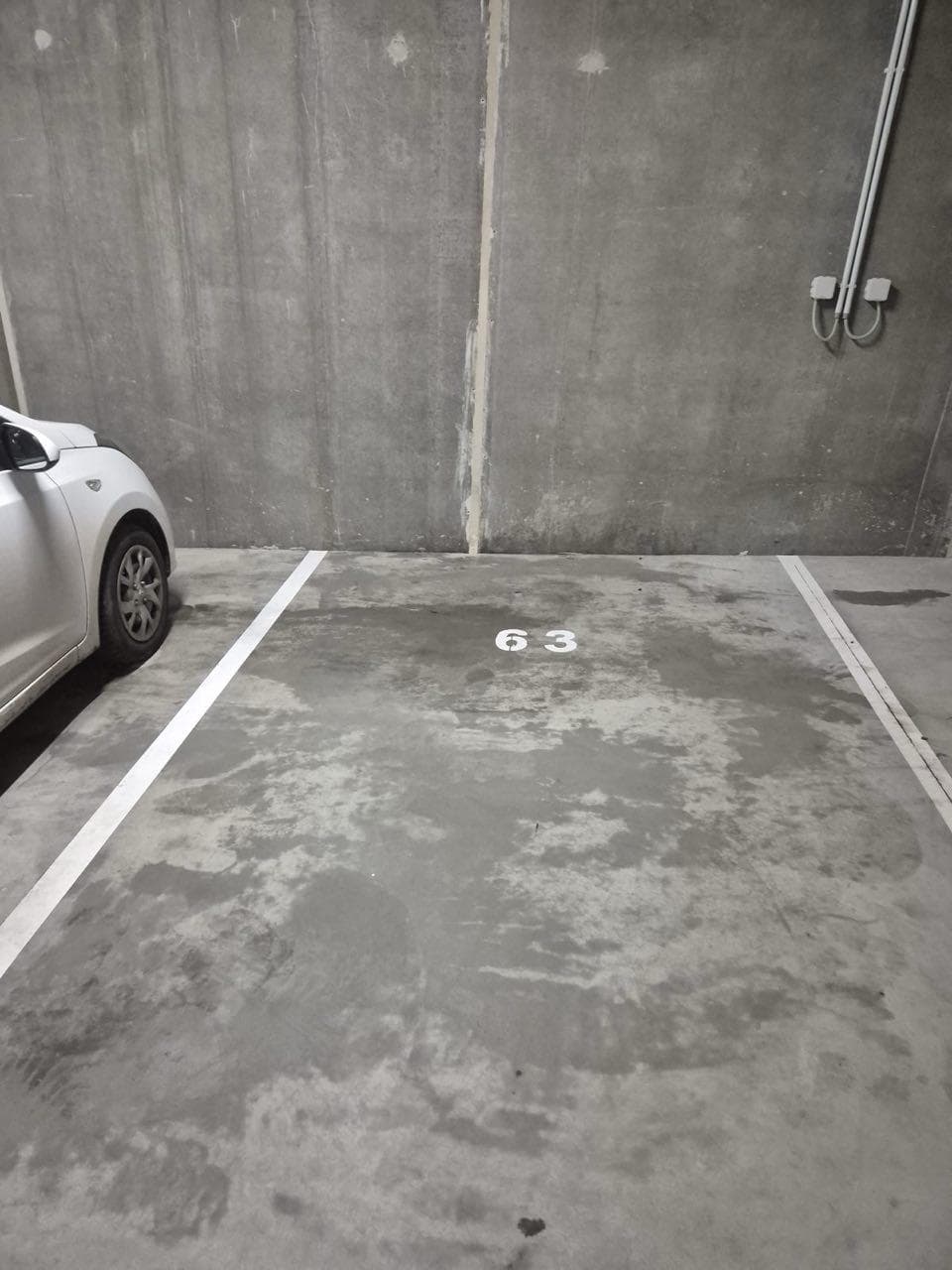 Même emplacement de parking dégraissé et propre après intervention